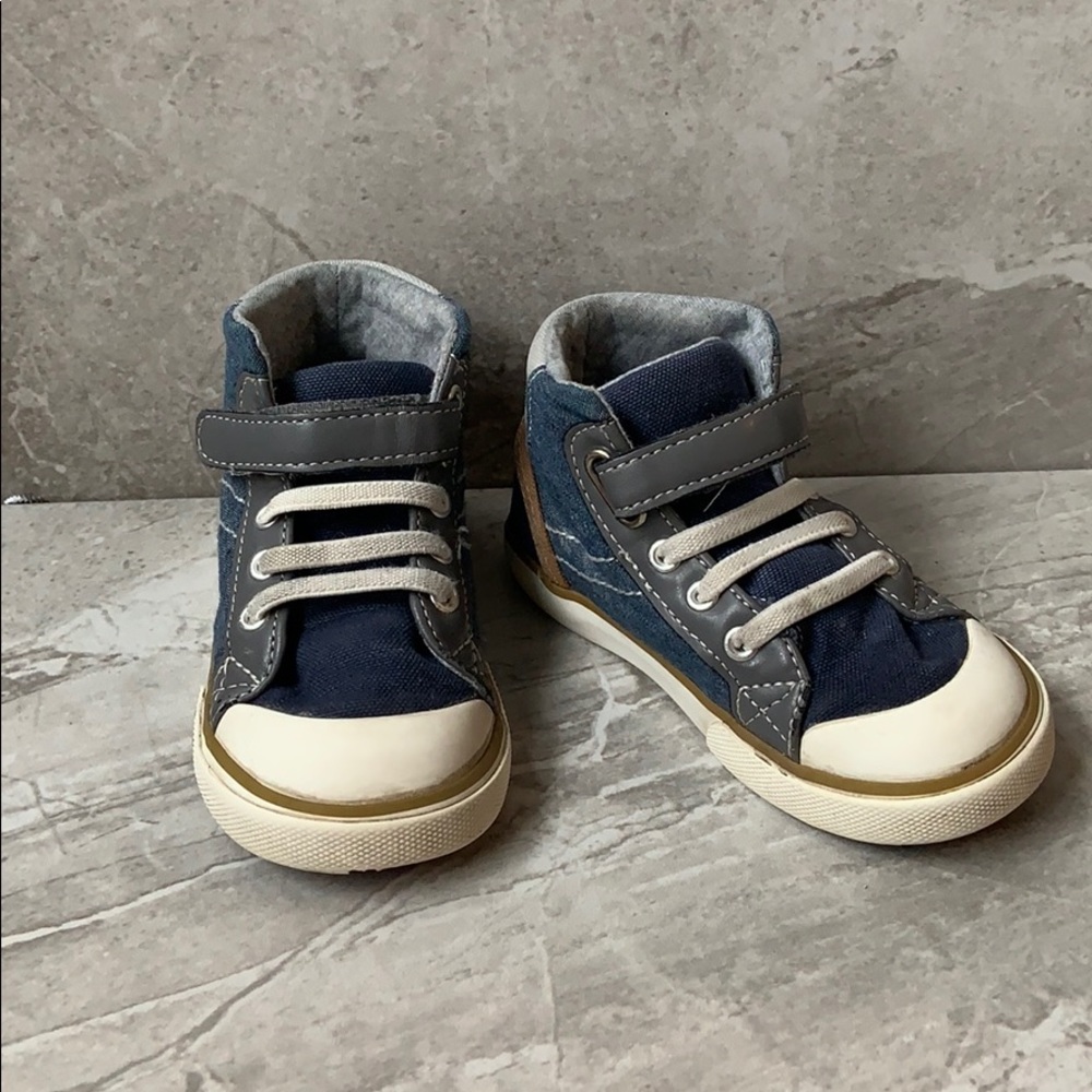 Toddler boys high-top velcro sneaker